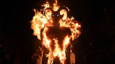 EN IMÁGENES. Guatemaltecos mantienen viva la tradición de la quema del diablo