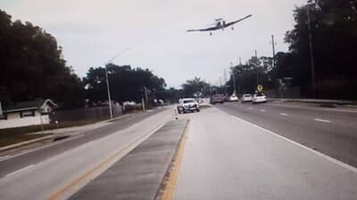 VIDEO. Avioneta realiza aterrizaje forzoso a mitad de la carretera
