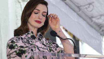 El emotivo momento en el que Anne Hathaway destapa su estrella en el Paseo de la Fama