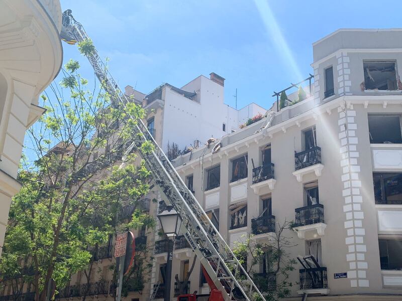 VIDEOS: Dos muertos por fuerte explosión en edificio en Madrid