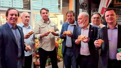 FOTO. Presidente de Brasil tuvo que comer en la calle por no estar vacunado
