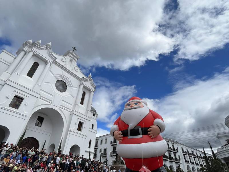 Así se vivió el desfile de globos gigantes navideños en Paseo Cayalá
