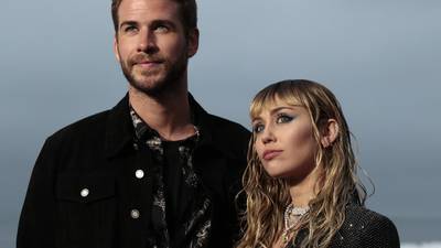 Cuñada de Liam Hemsworth critica duramente a Miley Cyrus tras su divorcio