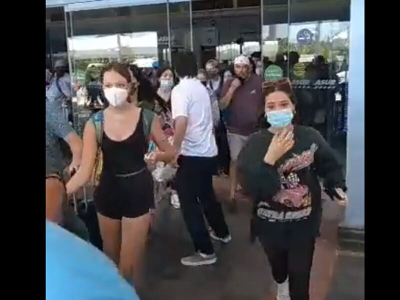 VIDEO: Escenas de pánico en el aeropuerto de Cancún por supuesto “tiroteo”
