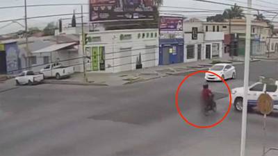 VIDEO. Menores en moto chocan contra patrulla y uno muere