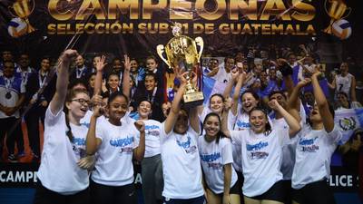 Selección juvenil de voleibol celebra el triunfo obtenido en el Campeonato Centroamericano