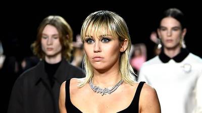 Miley Cyrus sufre falla de vestuario y muestra un pezón por accidente