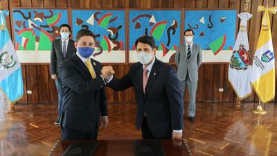 Quiñónez y Siero firman convenio para mejorar el transporte