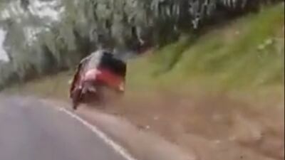 Motorista capta el momento cuando un tuc tuc se accidenta en Suchitepéquez