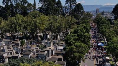 FOTOS. Cementerio General es abarrotado por visitantes