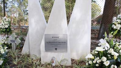 Develan placa en conmemoración de Luz María López
