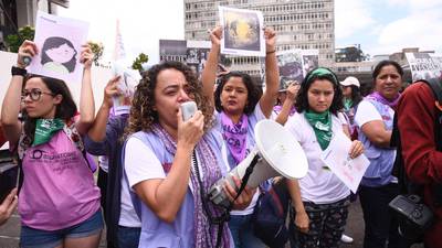 Conmemoran el Día Internacional de la Mujer y marchan por el Centro Histórico