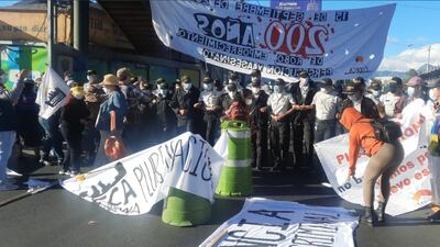 Antimotines y PNC realizan “cadena humana” para movilizar protesta en Aguilar Batres