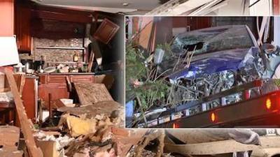 VIDEO. Automovilista choca contra casa y destruye la cocina