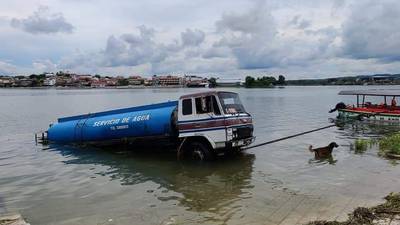 Camión cae al lago Petén Itzá y derrama combustible