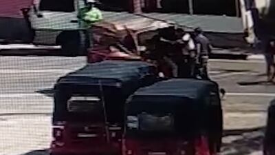 VIDEO: mujer a punto de quedar prensada, tras choque entre “tuc tuc" y microbús