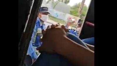 VIDEO. Policía lanza gas lacrimógeno a pasajeros de un bus porque se negaron a bajar
