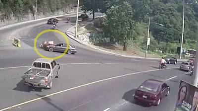 VIDEO. Conductor de vehículo atropella a motorista en calzada La Paz