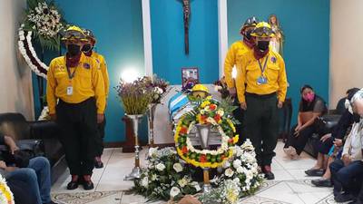 Realizan honras fúnebres en memoria de bombero forestal fallecido