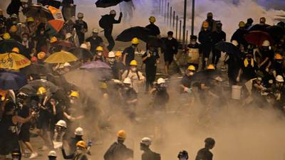 Hong Kong: Policía recupera control del Parlamento tras invasión de manifestantes