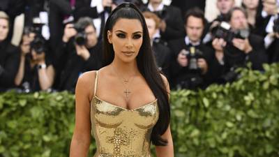 Kim Kardashian aparecen en lencería transparente y sin querer deja ver de más