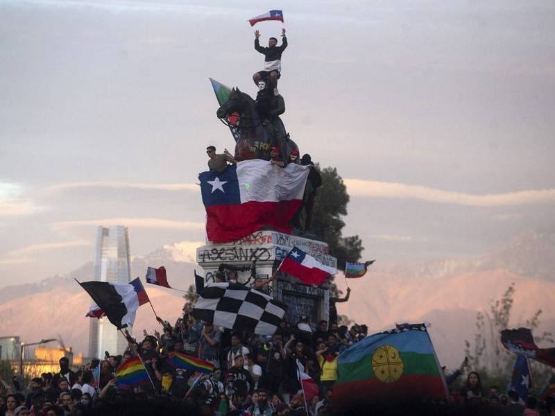 Rage Against The Machine anuncia su retorno con postal de la marcha más grande de Chile