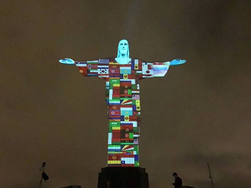 VIDEO. Cristo Redentor se ilumina con las banderas de los países afectados por el coronavirus