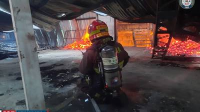 Fábrica de colchones ubicada en Mixco se incendia
