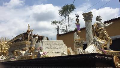 Devotos y turistas acompañan la procesión de Jesús de la Caída, en Antigua Guatemala