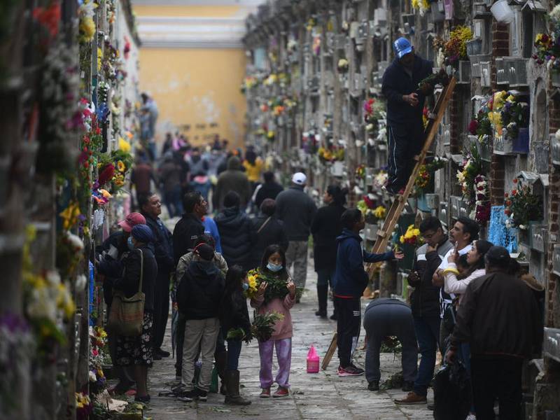 Guatemaltecos visitan las tumbas de sus seres queridos en camposantos