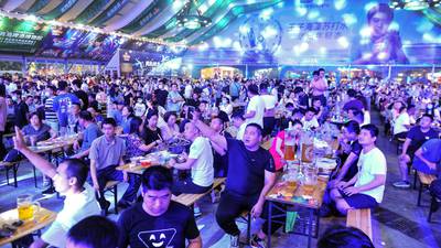 FOTOS. Sin protección por el Covid-19, China celebra la fiesta de la cerveza