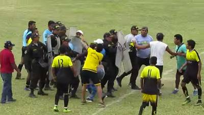 VIDEO. Árbitros reciben golpiza de hinchas y jugadores en Perú