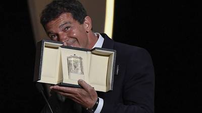 Antonio Banderas premiado en Cannes, como alter ego de Almodóvar