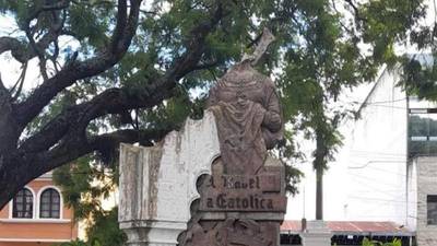 FOTOS. Decapitan monumento a Isabel la Católica