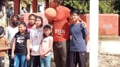Will Smith comparte con niños y fans en San Cristóbal El Alto