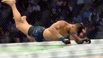 Peleador de la UFC se lesiona celebrando tras noquear a su rival