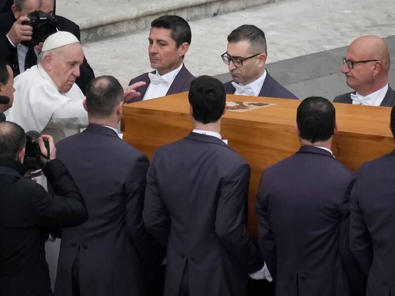 VIDEO: Papa Francisco da el último adiós a Benedicto XVI en solemne funeral