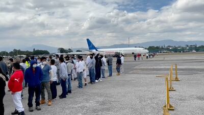 EE. UU. retornará en avión a guatemaltecos detenidos en su frontera con México