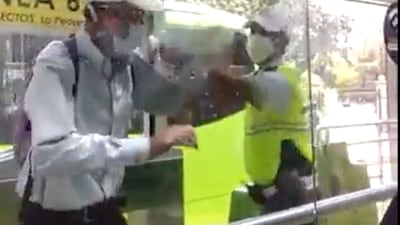 VIDEO: la riña entre un policía municipal y un usuario en estación del Transmetro