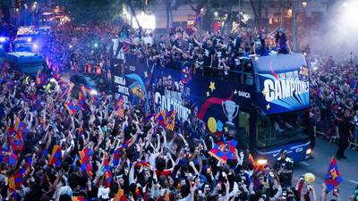 Jugadores del Barcelona celebran con su afición el título de La Liga