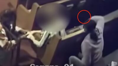VIDEO. Le roban a mujer de la tercera edad en el interior de una iglesia