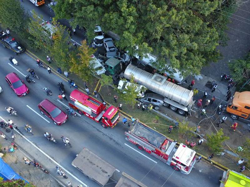 VIDEO | Comparten videos del accidente múltiple provocado por camión