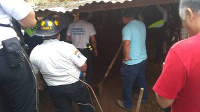 VIDEO. Un albañil rescatado y otro fallecido tras caída de paredón en Mixco