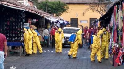 Fumigan el mercado de Antigua Guatemala como prevención ante el coronavirus