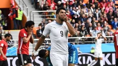 Luis Suárez debuta con Uruguay y el mundo recuerda su violenta reacción en Brasil