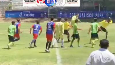 VIDEO. Cachetadas, puñetazos y patadas recibe árbitro mexicano