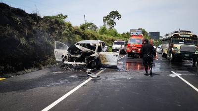 Vehículo se incendia en la autopista Palín-Escuintla