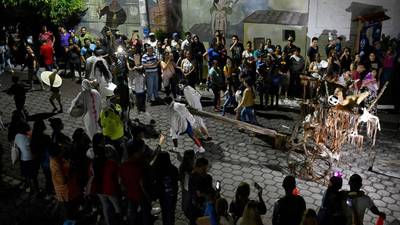 VIDEO. La fiesta de la Calabiuza se impone a Halloween en El Salvador