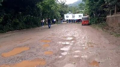 VIDEO. Bloquean paso para exigir reparación de carretera en San Juan Ermita