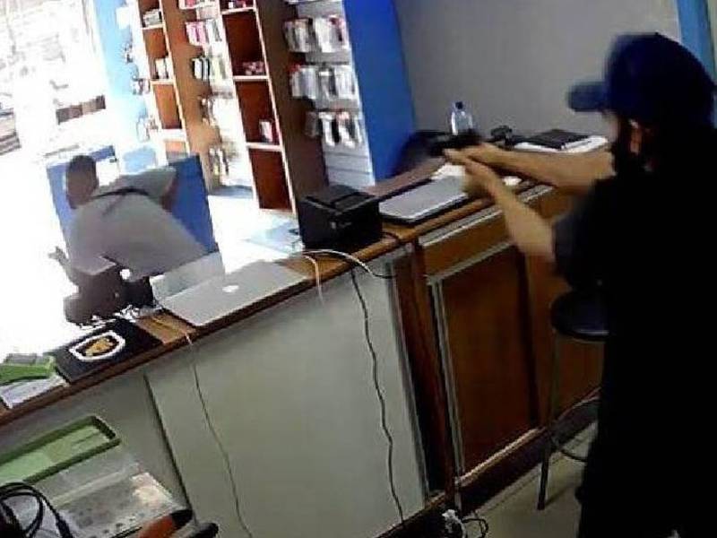 VIDEO. Comerciante le dispara a ladrón que lo acababa de asaltar
